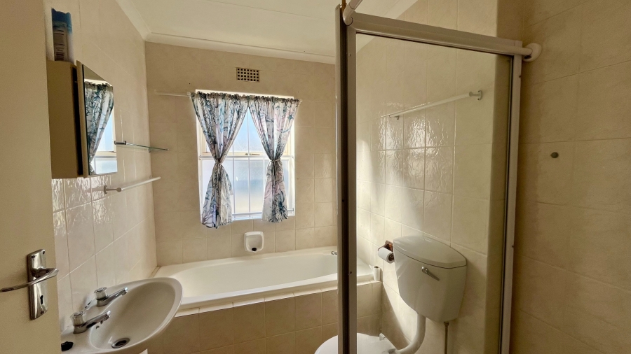 2 Bedroom Property for Sale in Whispering Pines Western Cape